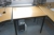 Hæve/sænke skrivebord + aflægningsbord + skrivebord + stol + stålhylder på væg uden indhold