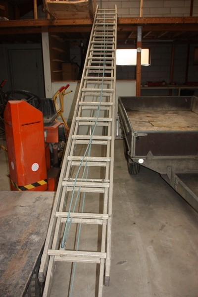 Aluminium extension ladder, Zarges, approx. 9.8 meters. Damaged beam