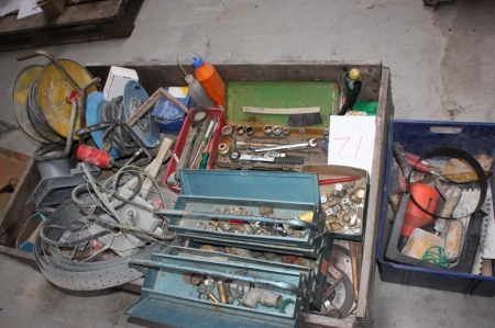 Palle med diverse værktøj + værktøjskasser med vandrørsfittings + 2 kabeltromler med videre + kasse med murerværktøj