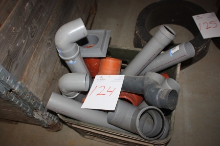 Kasse med PVC fittings for kloak og nedløb
