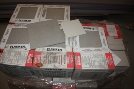 Palle med klinker, Flaviker, bl.a. 13 kasser á 15 stk. "Granit Togres", 30x30 cm + ca. 23 kasser á 15 stk, 20x20 cm
