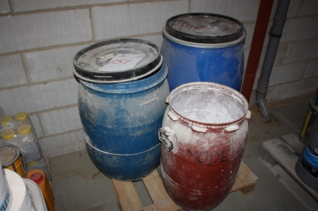 Pallet with 3 barrels including model plaster