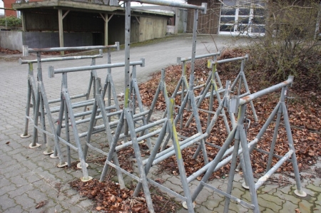 9 x bricklayer's trestles (including 2 without crossbar)