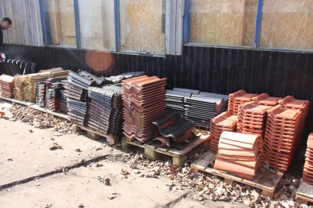 5 pallets of assorted roof tiles