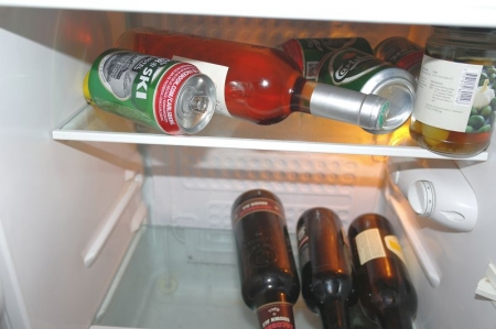 Køleskab, Bomann med indhold af div. øl og spiritus med videre an brudt