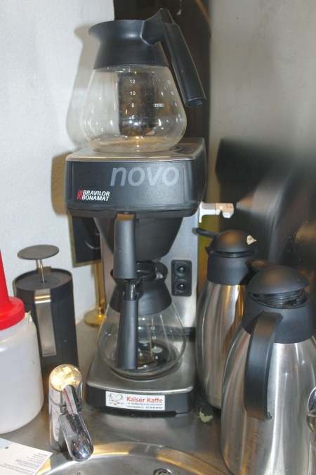 Kaffemaskine, Bravilor Bonamat + diverse indhold på bord termokander med videre