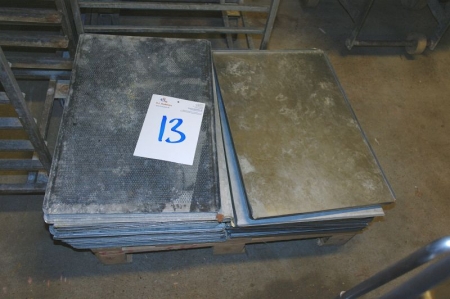 Pallet with plates for insert carriage