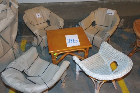4 børnestole + bord 