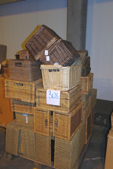 Pallet with various storage baskets (Pallet not included)