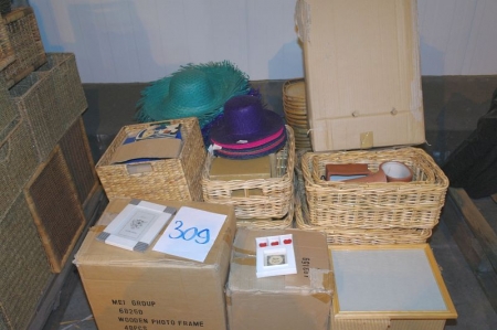 Pallet with various photo frames + baskets + bread trays + hat + flower pots etc. (Pallet not included)