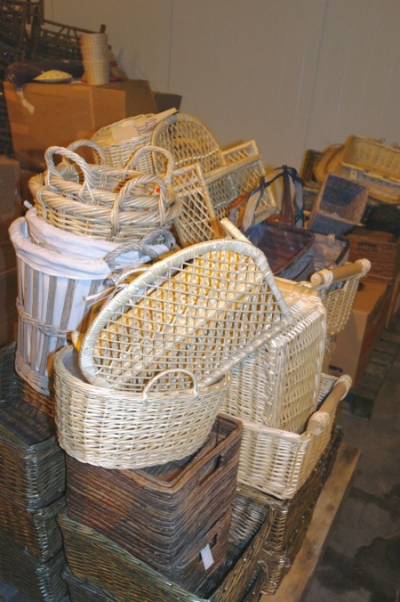 Pallet with storage baskets (Pallet not included)