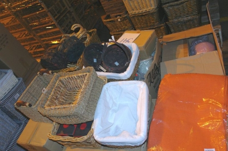 Pallet with various baskets + pots + mats etc. (Pallet not included)