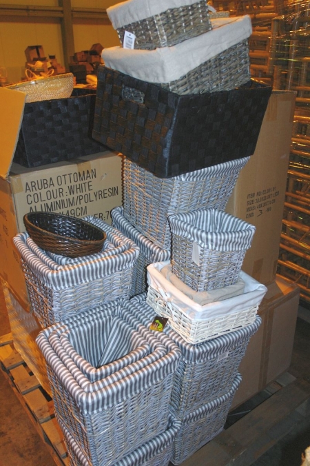 Pallet with baskets (Pallet not included)
