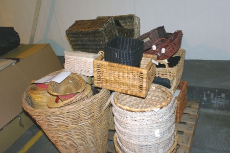 Pallet with various baskets + wicker storage baskets + log holders + hats, etc. (Pallet not included)