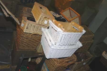 Pallet with various storage baskets (Pallet not included)