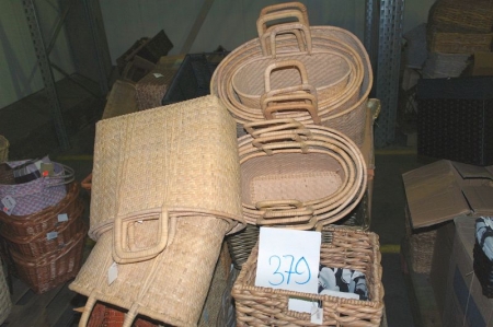 Pallet with wicker storage baskets + string bag (Pallet not included)
