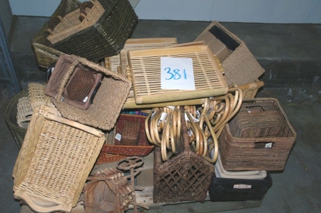 Pallet with various wicker bread baskets + hangers etc. (Pallet not included)