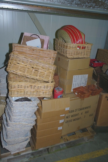 Pallet with various baskets + hats, etc. (Pallet not included)