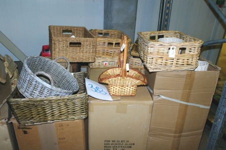 Pallet with baskets + storage baskets (Pallet not included)