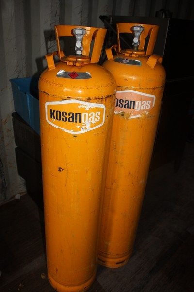 2 x gas bottles, 33 kg. Sealed
