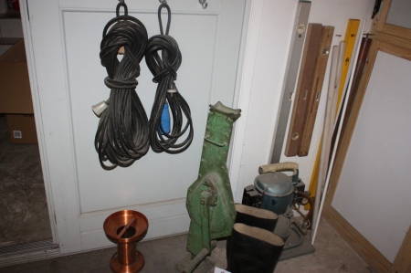 Hand operated hydraulic jack (coffee mill) + 2 power cables + boots + compressor + approx. 4 spirit levels etc.