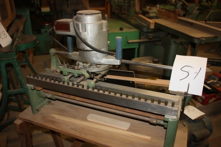 Router with adjustable table, Scheer