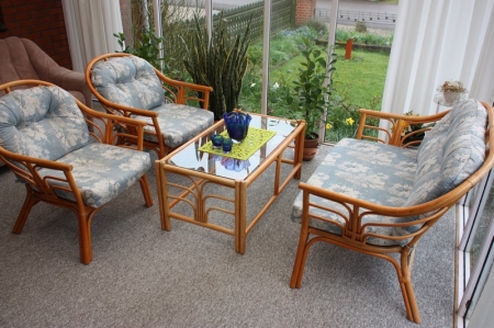 Havemøbelsæt med sofa, 2 stole + bord med glasplade. Løst inventar medfølger ikke