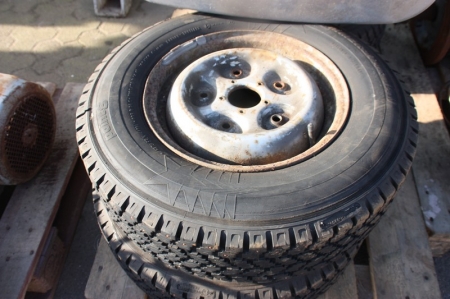 4 komplette hjul for varebil, 185/75 R14. 5-huls stålfælg, monteret med pigdæk. 90% mønster