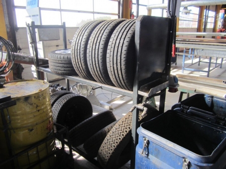Wheel rack with power and air supply and 2 cloth containers dba