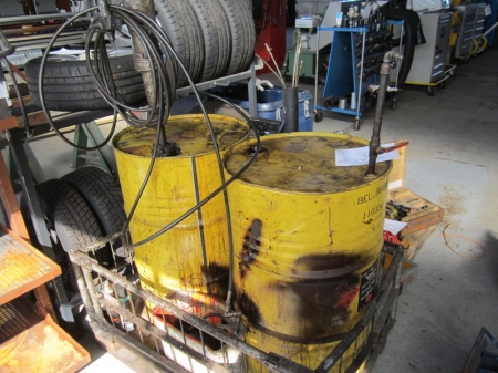 Pallet with pump, undercarriage spray and two drums with content