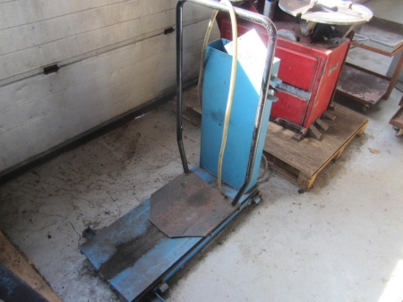 Air powered wheel lifter