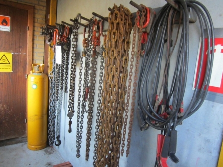 Kædeslæng, sjækler, startkabler, kædetalje 1,5 tons, bugserstang mm, på væg