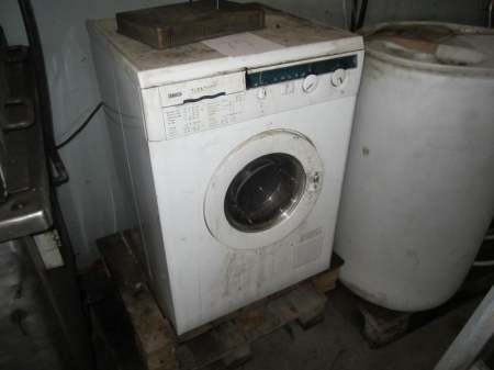 Pallet with washing machine Zanussi Turbodry WD-1072C