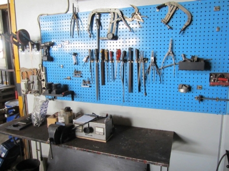 Filebænk med skruestik, ladeapparat, værktøjstavle med håndværktøj og specialværktøj samt akku-skruemaskine