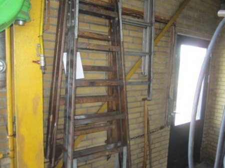 2 x wooden steepladders and 2. aluminium extension ladders