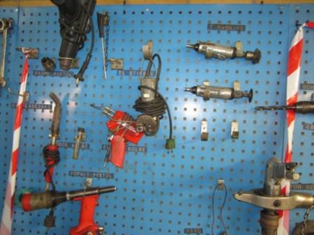 Elektrisk håndværktøj, nittepistol, loddekolber, luftværktøj mm på 1 fag tavle, tavle medfølger