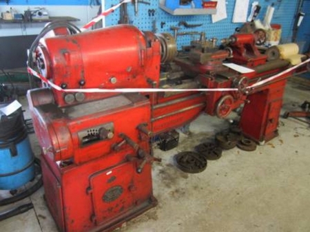 Lathe V. Løwener, boring approx. 42 mm, stringer length approx. 2 meters, with accessories, tools, etc. on the floor, and on 3 panel sections, panels not included