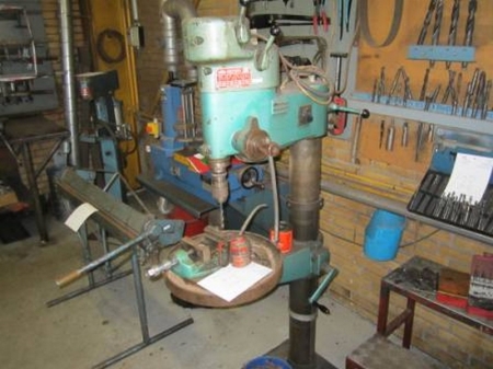 Pillar drill, Holstebro SB 25 with vice, incl. large drills and accessories on the wall