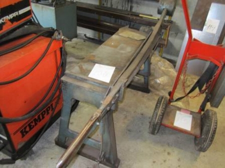 Manual sheet metal guillotine