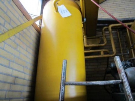 Compressed air tank, estimated 1000 liters, standing on the landing