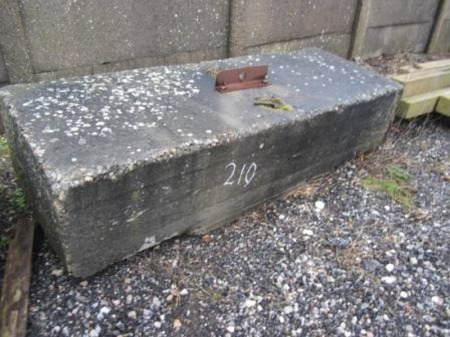 Vægtklods i beton, anslået vægt 2000 kg, ca. 220x80x55 cm