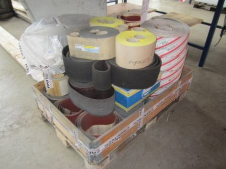 Pallet with abrasive belts and polishing belts, ca. 23 packages in total, suitable for lot 222