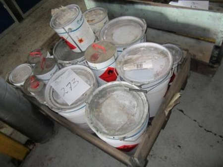 Pallet with paint, primer, paint and hardener, mostly in unbreached buckets, approx. 140 liters in total