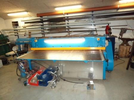 Guillotine, model HSK. Capacity: 3mm. Operational length: 2100 mm. Is triggered by the air knife pedal. Works OK