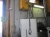 Rensebiks i rustfri stål med tank på væg til rensevæske, sprøjtepistoler, slanger og aflukke