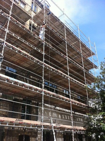 Scaffolding, Haki. Width 9 m x height 6 m. Complete with wooden gangways and staircase, (file photo)