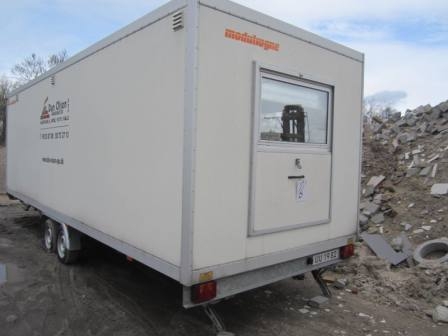 Construction site trailer, Modulvogne, year 2006, c. 7 feet long, 6 person, with toilet, shower cabin, crew lockers, breakfast facilities with table and 6 chairs. Reg UU 1982 (plate not included)