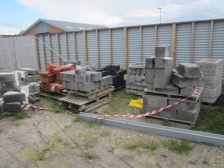 Various Socket Stone, LECA blocks, roof tiles,  cement roof tiles, paving, chimney elements and more. Approx. 11 pallets, pallets supplied