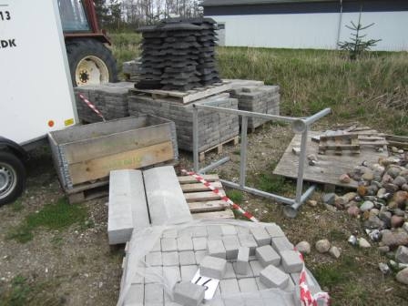 Various paving, curbs, granite paving stones and base plates for traffic marking mm, 8 pallets, pallets supplied