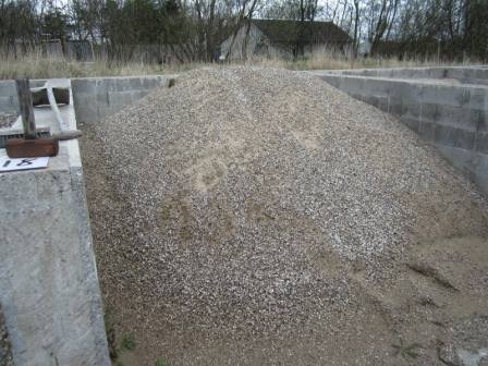 Moulding sand in silo, estimated 10 m2